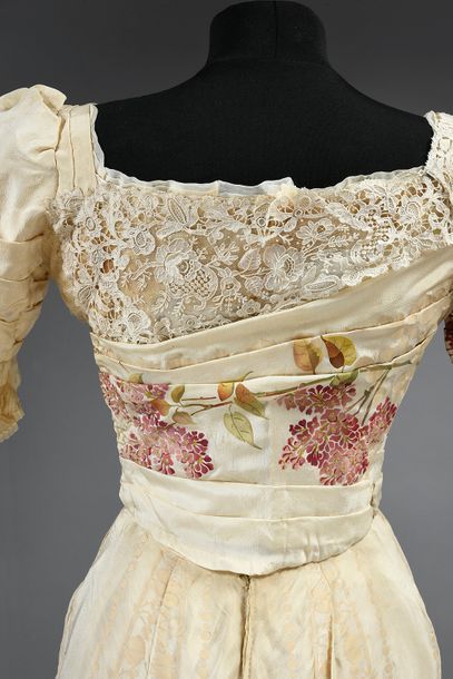 null Summer afternoon dress, Haute Couture, circa 1900-1905, flesh-coloured silk...