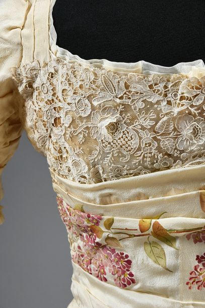 null Robe d'après-midi pour l'été, Haute couture, vers 1900-1905, crêpe de soie chair...