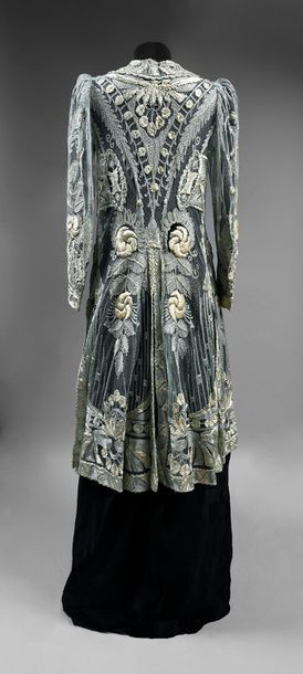 null Manteau du soir, Haute-couture, Worth (?), vers 1905, manteau mi long à basques...