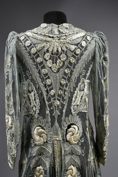 null Manteau du soir, Haute-couture, Worth (?), vers 1905, manteau mi long à basques...