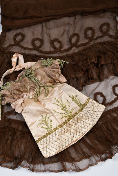 null Embroidered evening stole and reticule, circa 1900, long stole in chocolate...