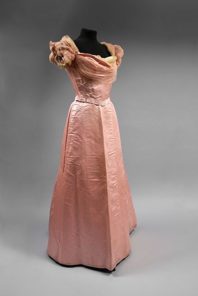 null Robe du soir griffée Worth, vers 1900-1905, satin de soie rose, corsage baleiné...