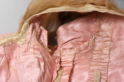 null Robe du soir griffée Worth, vers 1900-1905, satin de soie rose, corsage baleiné...