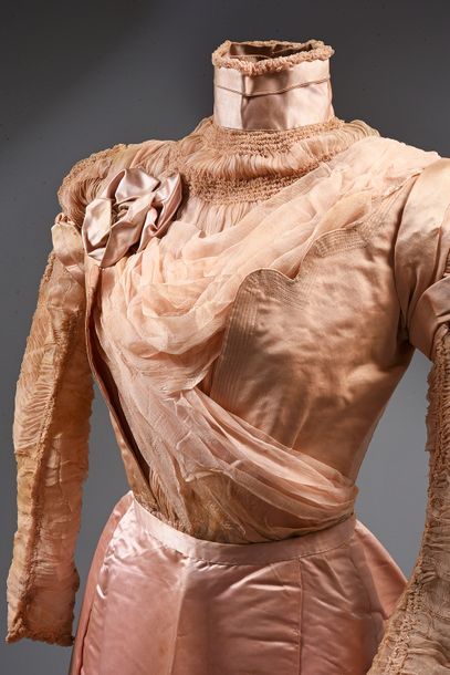 null Haute couture evening dress, circa 1900-1905, pink silk satin, whaleboned bodice...