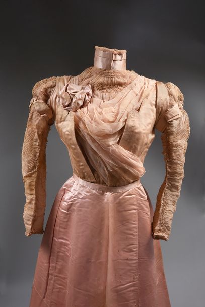 null Robe du soir, Haute couture, vers 1900-1905, satin de soie rose, corsage baleiné...