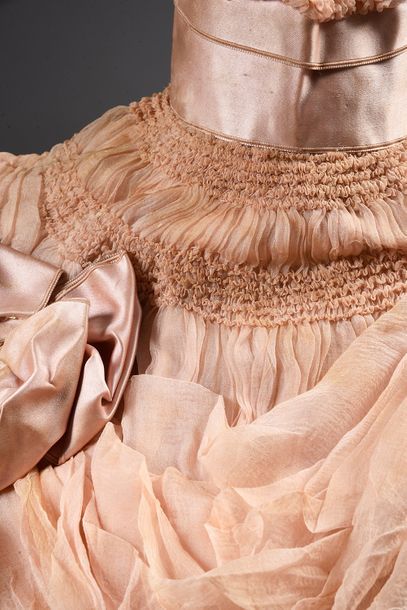 null Haute couture evening dress, circa 1900-1905, pink silk satin, whaleboned bodice...