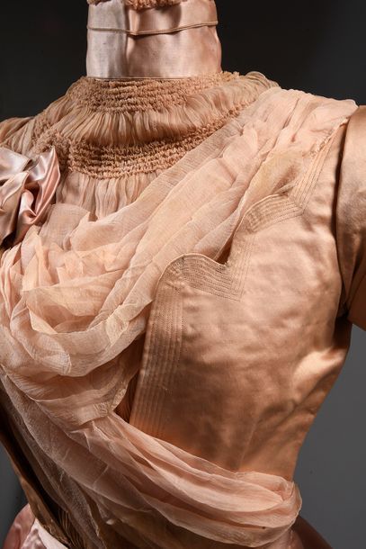 null Haute couture evening dress, circa 1900-1905, pink silk satin, whaleboned bodice...