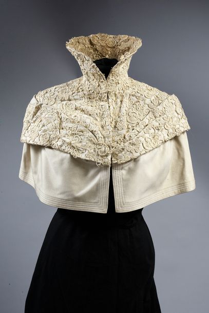 null Collet vers 1900 griffée Worth (no 12935), vers 1900, drap de laine beige surpiquée...