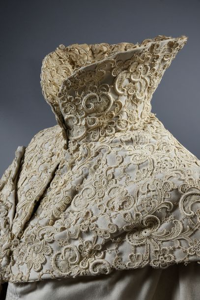 null Collet vers 1900 griffée Worth (no 12935), vers 1900, drap de laine beige surpiquée...