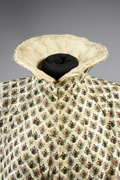 null Short cape with Medici collar, circa 1890-1900, curly shaped silk velvet decorated...