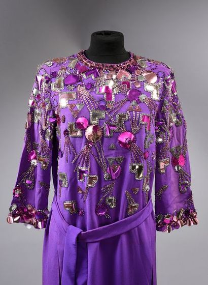 null Robe du soir griffée Pierre Cardin, vers 1970, robe longue en crêpe violet à...