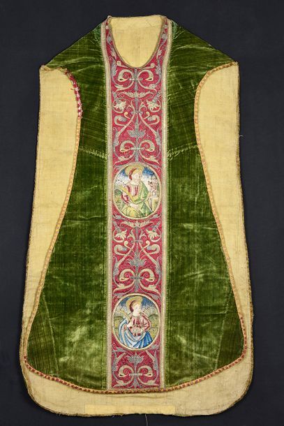 null Chasuble aux orfrois brodés, Espagne, XVIe siècle, velours de soie coupé vert;...