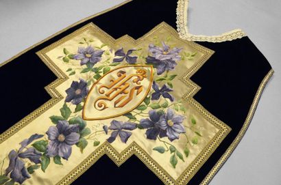 Chasuble, vers 1900, velours violet; orfrois...