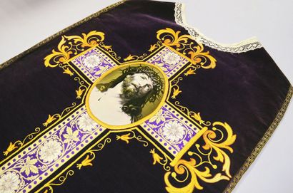 null Chasuble, début du XXe siècle, velours de coton violet; orfrois appliqués d'un...