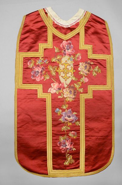 Chasuble, vers 1900, satin rouge; orfrois...