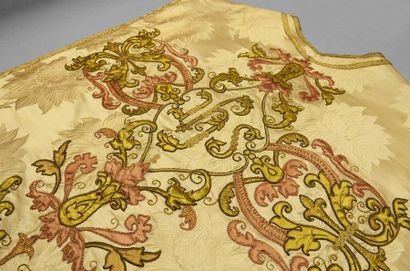 null Chasuble, end of the 19th century, fashioned in cream silk with a satin background...