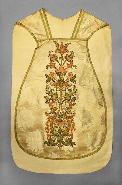 null Chasuble, end of the 19th century, fashioned in cream silk with a satin background...