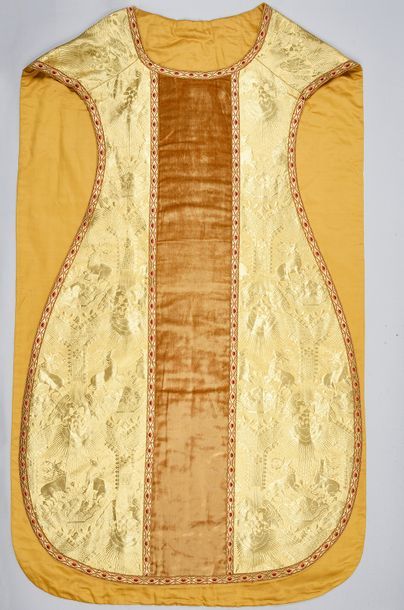 null Chasuble and stole, beginning of the 20th century, brocade made of yellow silk...