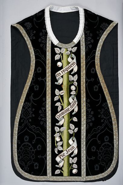 null Exceptional embroidered chasuble for funerals, early 20th century, black velvet...