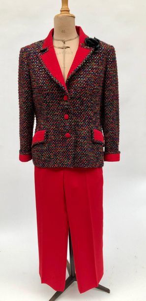 null ANNIE CORVAL, tailleur pantalon en tweed mélangé noir, bleu, rouge et or, boutonnage...