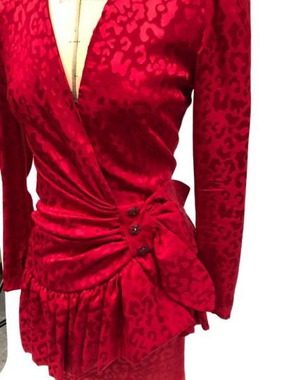 null CARVEN, cocktail set in cherry-coloured leopard print silk, draped front closure...