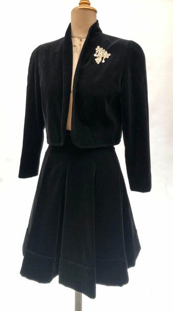 null LOUIS FERRAUD, jacket skirt set in velvet, the skirt edged with a quilted pattern....