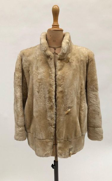 null CLAUDE GILBERT, white fur jacket, a few small accidents. Size 40.