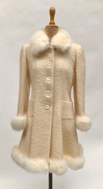 null BAYA, coat in ivory tweed, collar sleeve and bottom trimmed with white fox....