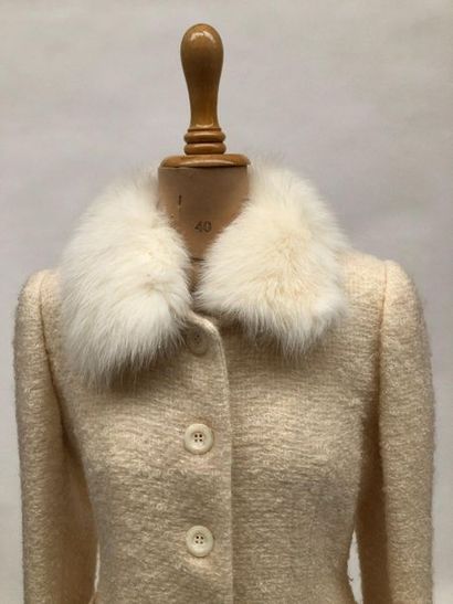 null BAYA, coat in ivory tweed, collar sleeve and bottom trimmed with white fox....