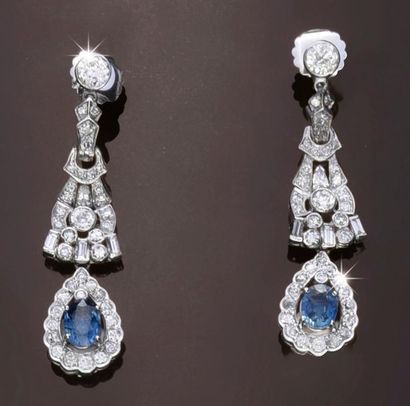 null Paire de pendants d’oreilles articulés en platine 850‰ sertis de diamants de...