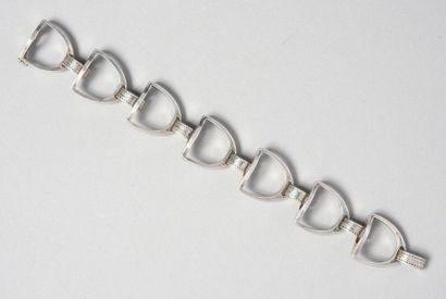 null Bracelet en argent 925‰ à motif d’étriers. 

L. : 18 cm, Poids brut : 40 g

Travail...