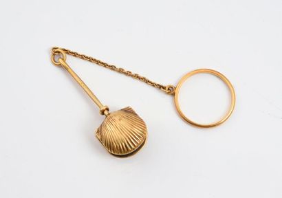 null Porte mouchoir en or, constitué d’un anneau retenant une chainette a laquelle...