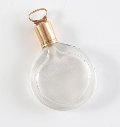 null Flacon à parfum rond en verre taillé, le bouchon à vis en or, à bélière a charnière.

H. :...