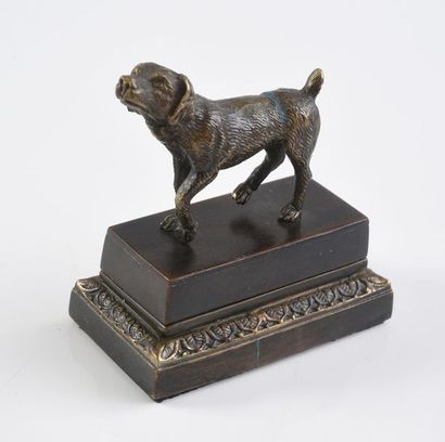 null Petit encrier en bronze ciselé et patiné figurant un chien sur un socle à doucine...