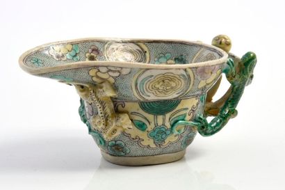 null Petite coupe libatoire en porcelaine émaillée vert, jaune et aubergine, de fleurs...