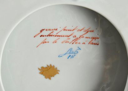 null LE TALLEC

Important pot pourri en porcelaine à décor d’oiseaux polychrome sur...
