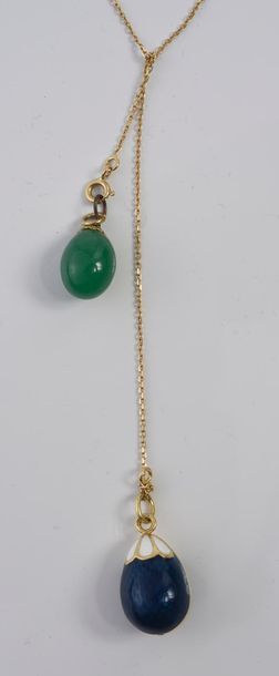 null Deux œufs pendentif, un en or 750‰ émaillé bleu et blanc et un en chrysoprase...