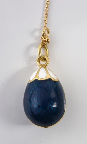 null Deux œufs pendentif, un en or 750‰ émaillé bleu et blanc et un en chrysoprase...