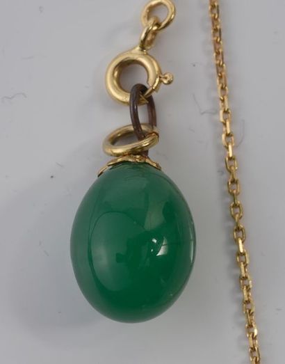 null Deux œufs pendentif, un en or 750‰ émaillé bleu et blanc et un en chrysoprase...