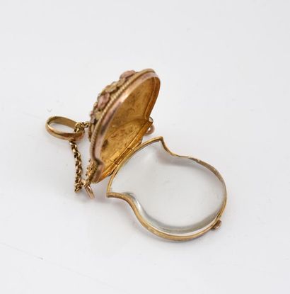 null Pendentif reliquaire en or 750‰ en forme de sac à main miniature, à décor de...
