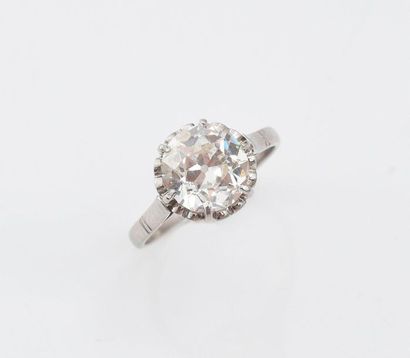 null Solitaire en platine 850‰ serti d’un diamant de taille ancienne d’environ 1,5...