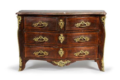 null Tomb chest of drawers in rosewood veneer, opening with 5 drawers on 3 rows,...