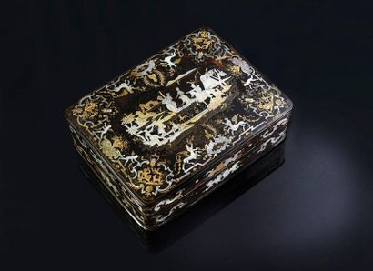 null Rectangular tortoiseshell box quilted with gold and mother-of-pearl.
Lid richly...
