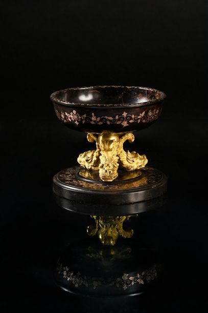 Small tortoiseshell bowl inlaid with gold...