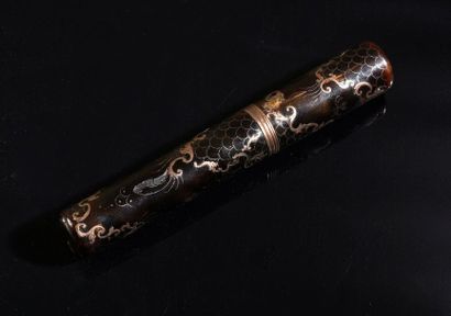 null Cylindrical needle case in gold-stitched tortoiseshell.
Decorated with foliated...