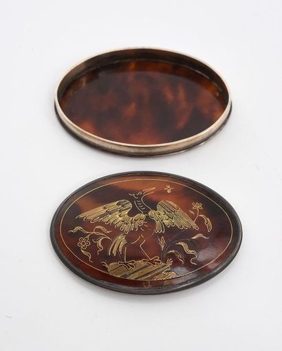 null Small oval tortoiseshell box inlaid with gold and decorated with a wader. Silver...