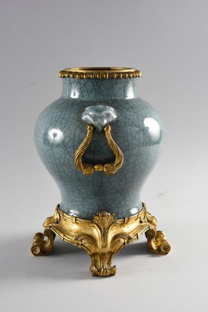 null Blue-grey cracked celadon vase and chiseled and gilded bronze the rim with gadroons...