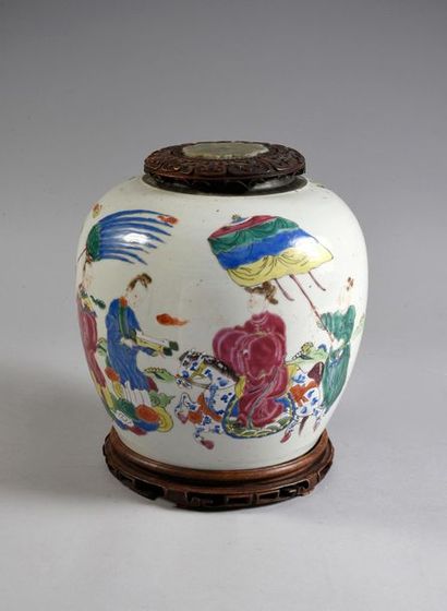 CHINE - XIXe siècle 
Pot à gingembre en porcelaine émaillée polychrome dans le style...