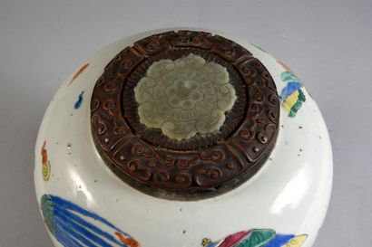 CHINE - XIXe siècle 
Pot à gingembre en porcelaine émaillée polychrome dans le style...