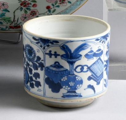 CHINE - EPOQUE KANGXI (1662 - 1722) 
Porcelain pot decorated in blue under cover...